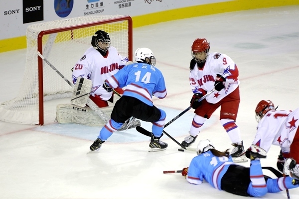 廣東隊球員與北京隊球員禁區(qū)混戰(zhàn)。人民網(wǎng)記者 胡雪蓉攝