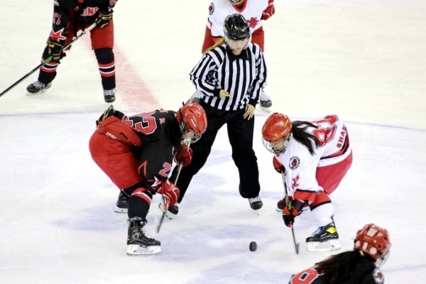 北京隊球員呂悅(左)與上海隊球員黃滟爭球。人民網(wǎng)記者 胡雪蓉攝