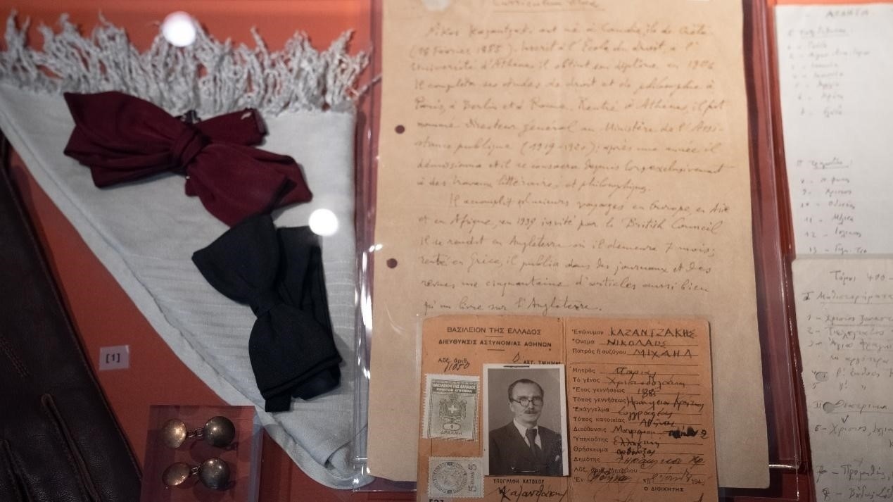 卡贊扎基斯的法語簡(jiǎn)歷。人民網(wǎng)記者 葛泰佚攝