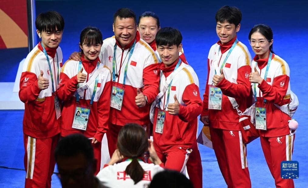 7月22日，中國代表團(tuán)部分成員在歡迎儀式后合影。新華社記者 王曦 攝