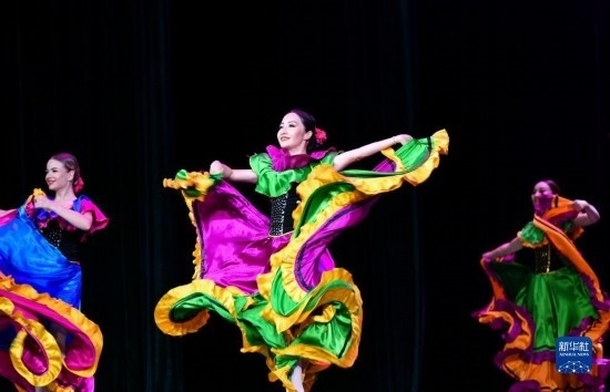 7月21日，哈薩克斯坦薩爾塔納國家舞蹈團(tuán)的演員在演出。