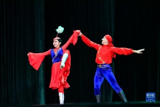 7月21日，哈薩克斯坦薩爾塔納國家舞蹈團(tuán)的演員在演出。