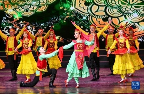 7月21日，哈薩克斯坦薩爾塔納國家舞蹈團(tuán)的演員在演出。