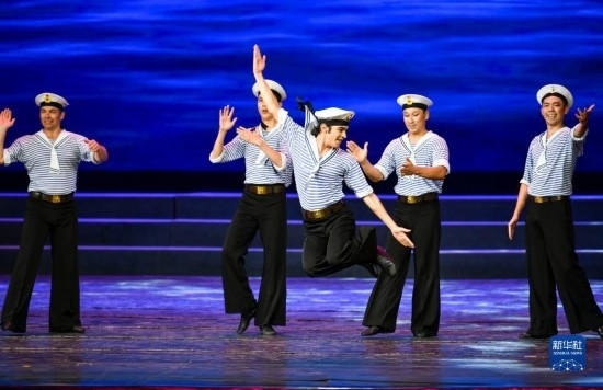 7月21日，哈薩克斯坦薩爾塔納國家舞蹈團(tuán)的演員在演出。