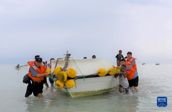 7月21日，中國(guó)海軍“和平方舟”號(hào)醫(yī)院船醫(yī)護(hù)人員涉水登島，前往基里巴斯一診療點(diǎn)。新華社記者 黎云 攝
