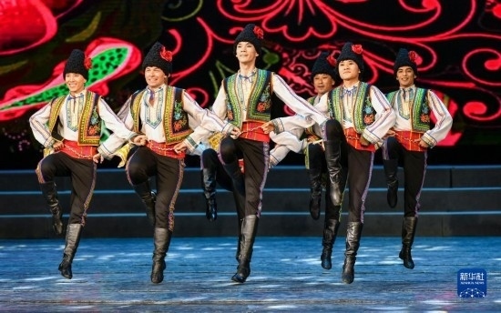 7月21日，哈薩克斯坦薩爾塔納國家舞蹈團(tuán)的演員在演出。