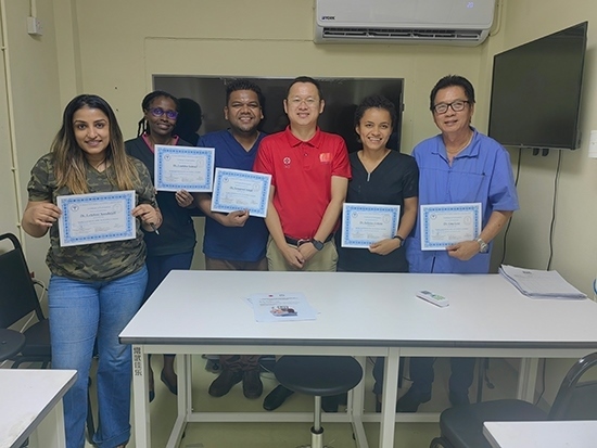 醫(yī)療隊成員與部分學員合影。第18期援圭亞那醫(yī)療隊供圖