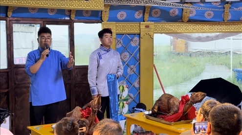 圖為草原蒙古包全羊宴。人民網(wǎng)記者 金洪花攝