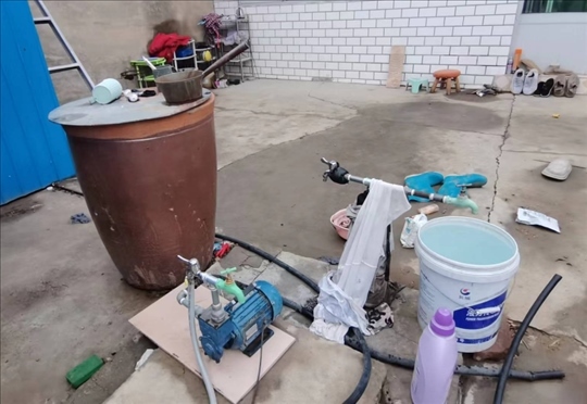 用來(lái)抽水的增壓泵。 人民網(wǎng)記者 金慧慧攝