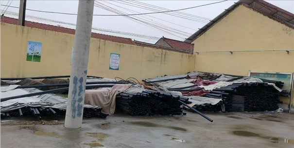 至今仍堆放在村委會(huì)院里的自來(lái)水管道。 人民網(wǎng)記者 金慧慧攝