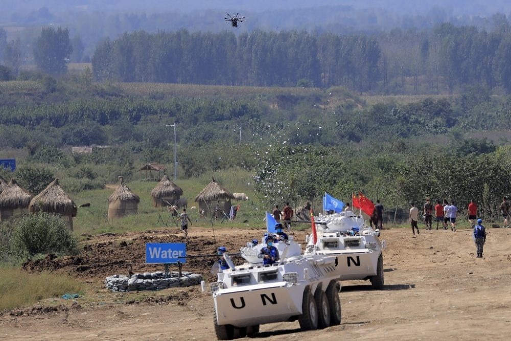 ↑2021年9月15日，在“共同命運-2021”國際維和實兵演習綜合演練中，維和分隊采用無人機拋撒傳單宣傳和平理念。新華社記者 劉芳 攝