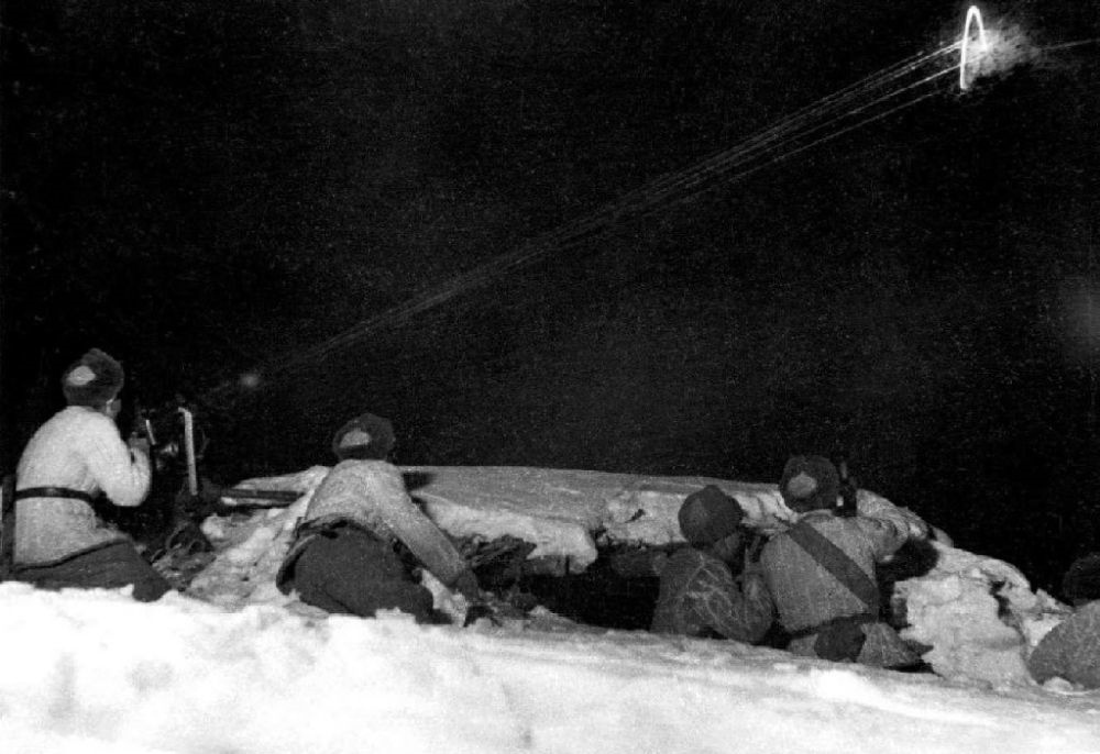  ↑1950年12月，在朝鮮長津湖，中國人民志愿軍第27軍連隊機槍手向美軍陣地射擊。新華社發(fā)（張崇岫 攝）