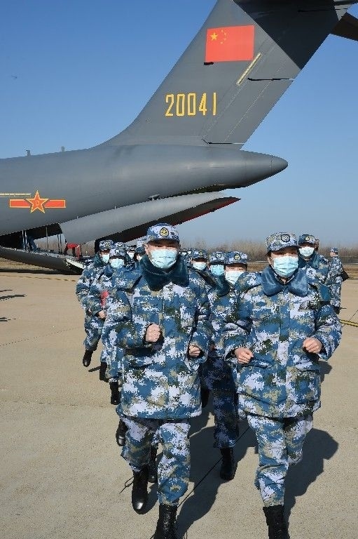 ↑2020年2月17日，一批軍隊支援湖北醫(yī)療隊員抵達武漢天河機場。新華社記者 黎云 攝