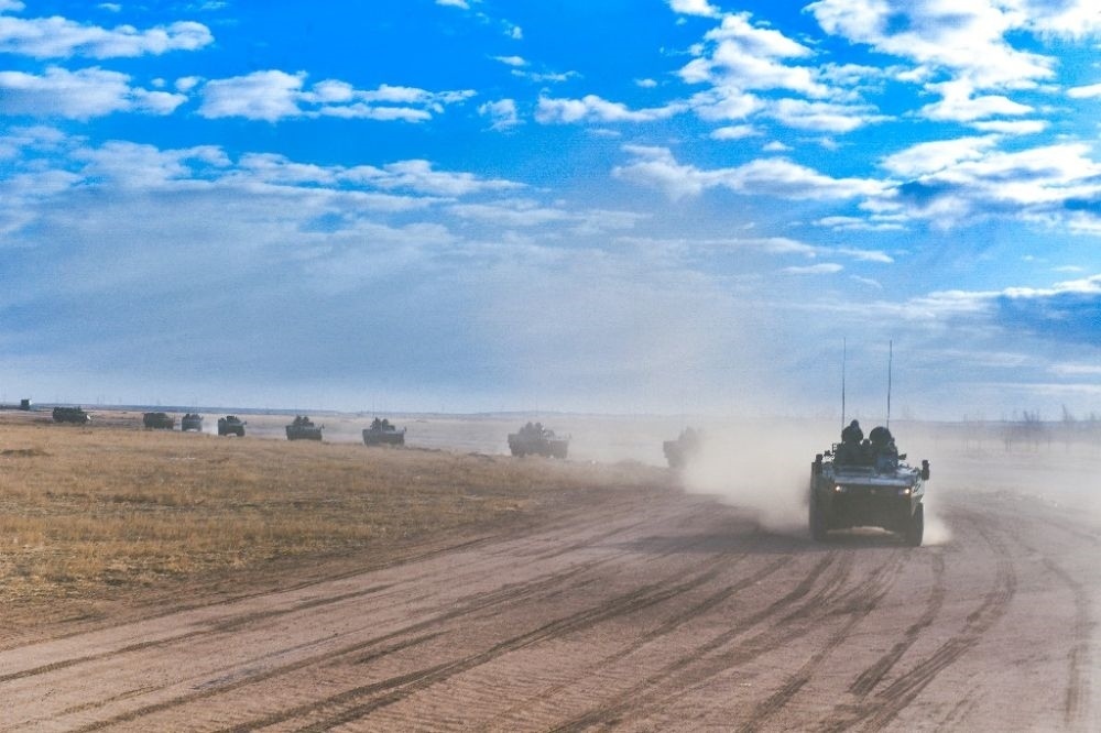 ↑陸軍第81集團軍某旅“松骨峰特功連”隨所在營進行長途機動（2022年4月12日攝）。新華社發(fā)（李乃超 攝）