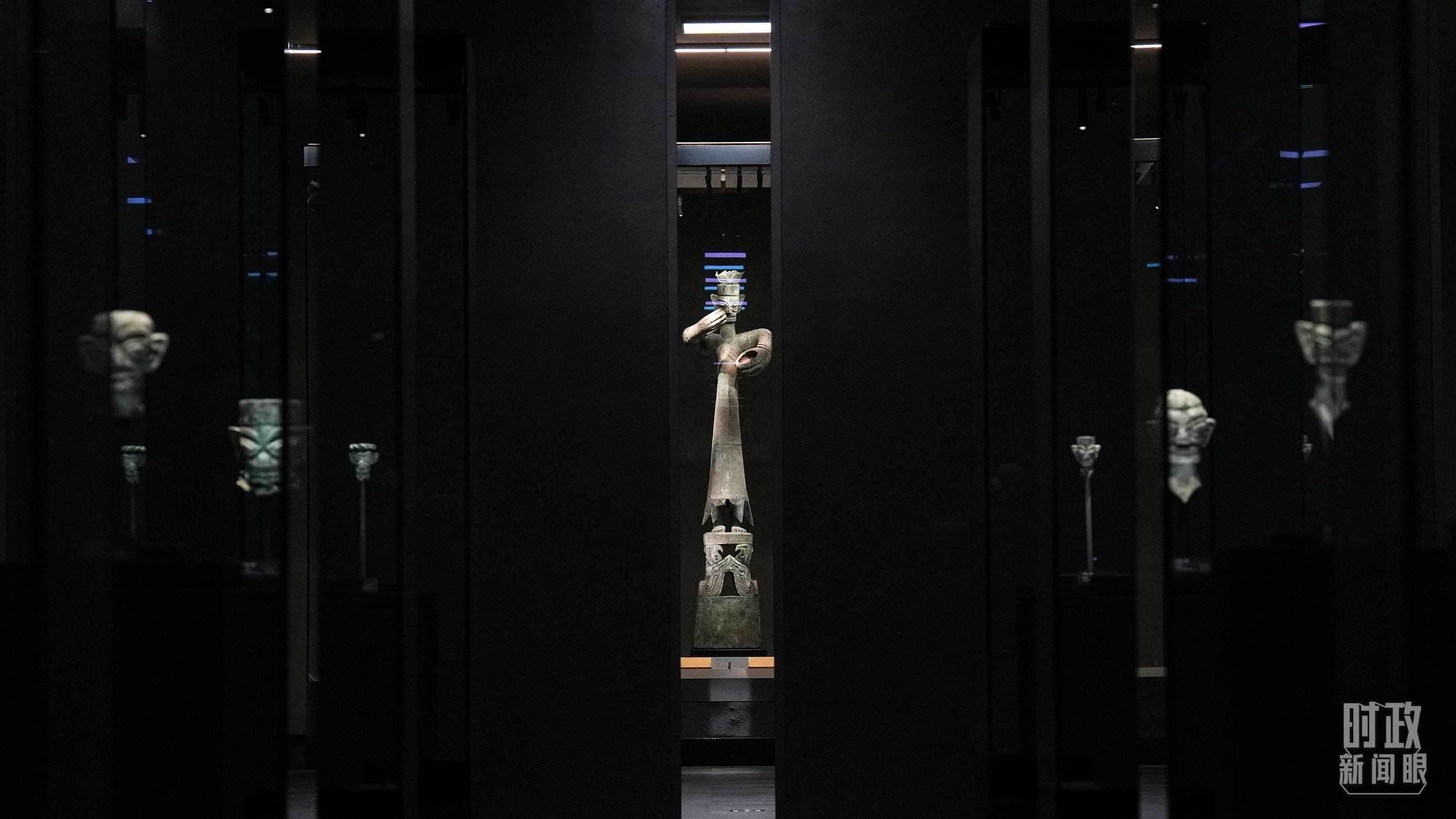 △三星堆出土的青銅大立人像。（總臺國廣記者李晉拍攝）