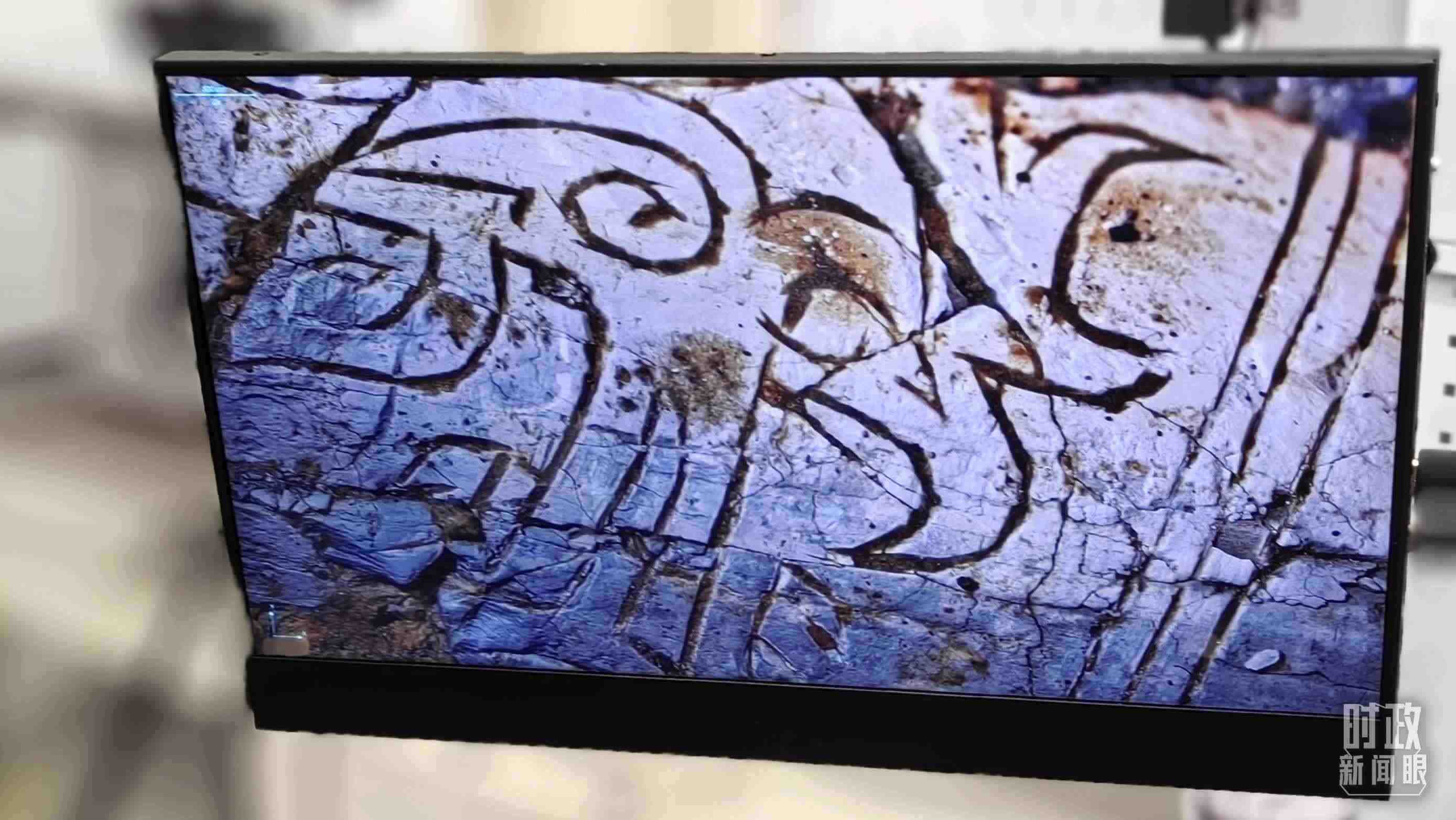 △顯微鏡下，三星堆文物的紋路清晰可見。（總臺央視記者王萌萌拍攝）