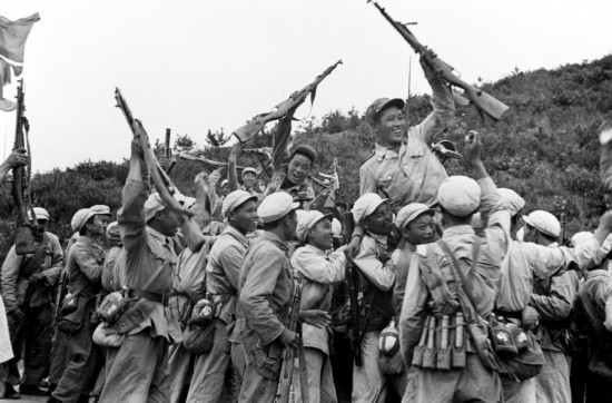  這是中國(guó)人民志愿軍和朝鮮人民軍一起歡慶戰(zhàn)斗勝利。新華社發(fā)（資料照片）
