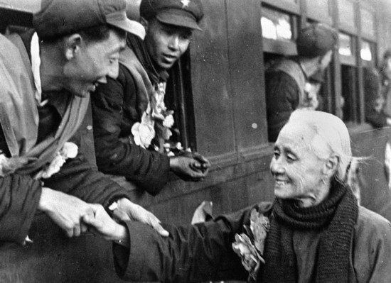 全國(guó)的鐵路工人們，一批批地志愿前往朝鮮前線工作，這是隴海路的鐵路工人魏志杰在臨行時(shí)和他母親告別的情形。新華社發(fā)（資料照片）