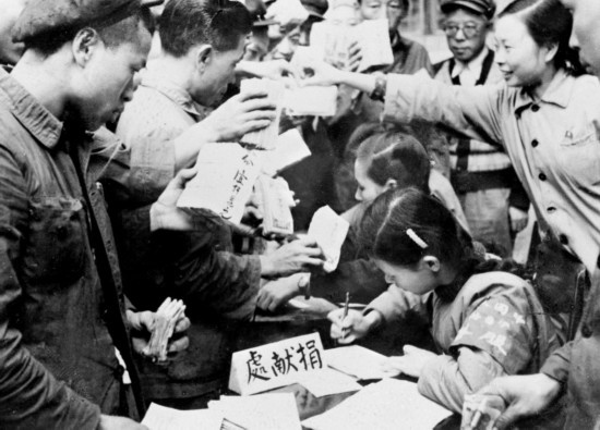 全國(guó)各地工商界踴躍捐獻(xiàn)款項(xiàng)，支援志愿軍。這是重慶市工商業(yè)者捐獻(xiàn)的情形。新華社發(fā)（資料照片）