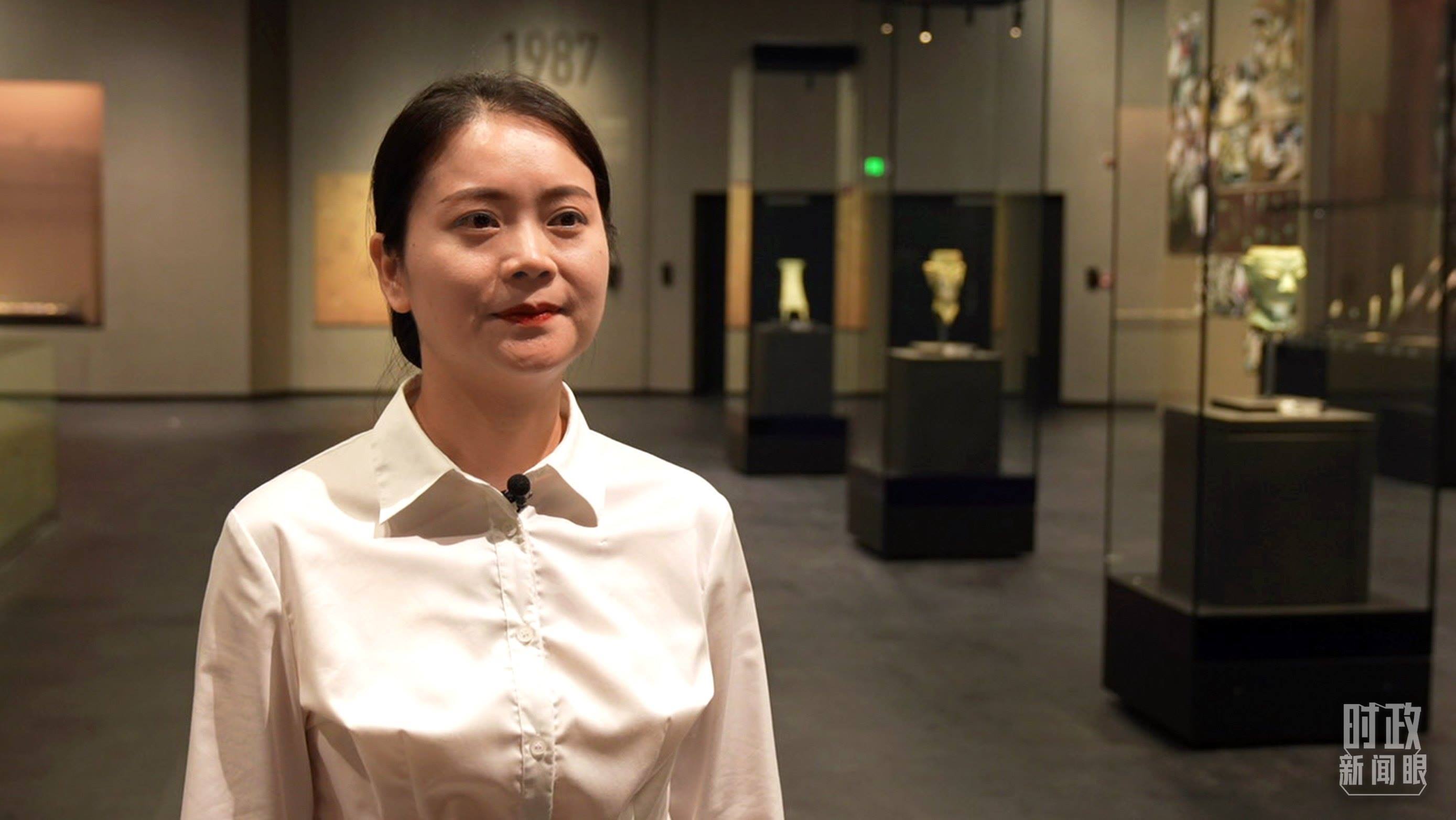 △當(dāng)天現(xiàn)場負責(zé)講解的三星堆博物館公眾服務(wù)部程靜。（總臺央廣記者馬喆拍攝）