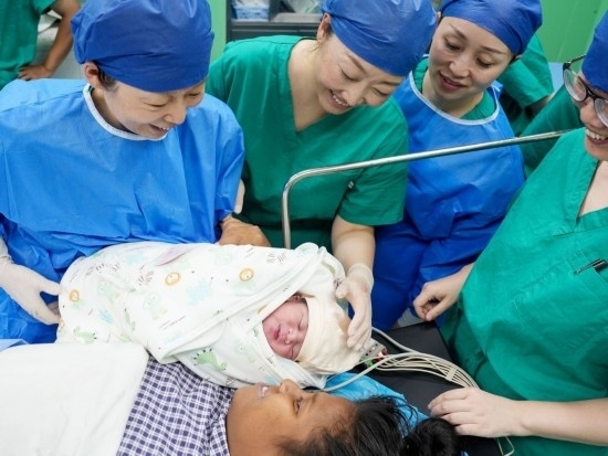 中國(guó)海軍“和平方舟”號(hào)醫(yī)院船在基里巴斯為29歲的塔拉瓦居民德阿瑞接生了一名“和平寶寶”（2023年7月16日攝）。新華社發(fā)（劉偉 攝）
