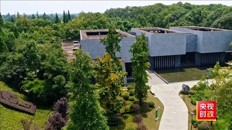 △2021年正式投入使用的三星堆文物保護修復(fù)館，堅持保護修復(fù)與考古研究同步進行，館內(nèi)分文保工作區(qū)和參觀區(qū)。