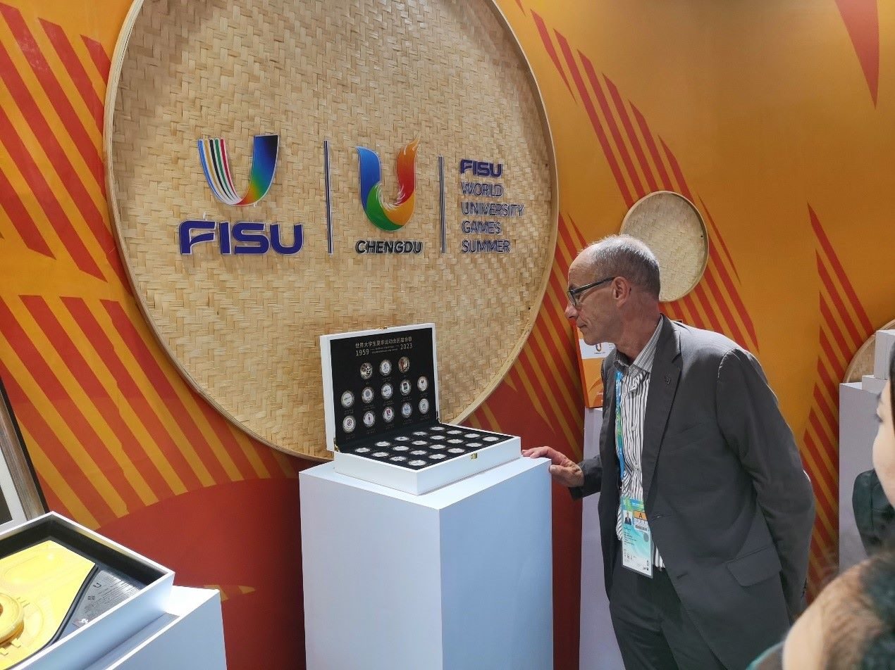 國際大體聯(lián)代理主席雷諾·艾德參觀大運會特許商品。 人民網(wǎng)記者 楊磊攝