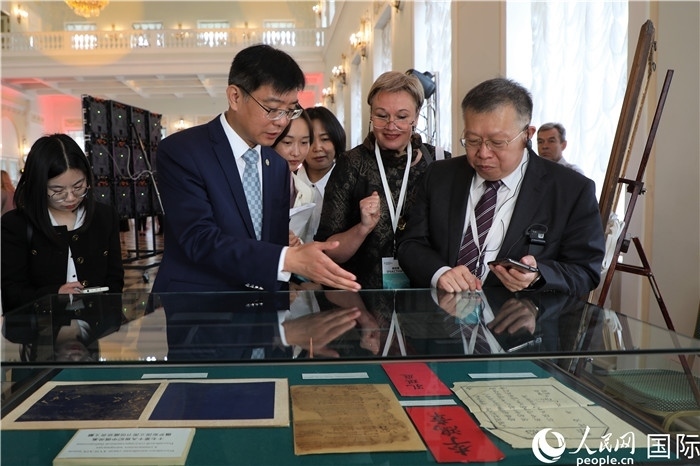 中俄圖書館論壇嘉賓共同參觀由俄羅斯國立列寧圖書館舉辦的館藏中國古籍善本圖書展。人民網(wǎng)記者 隋鑫攝）