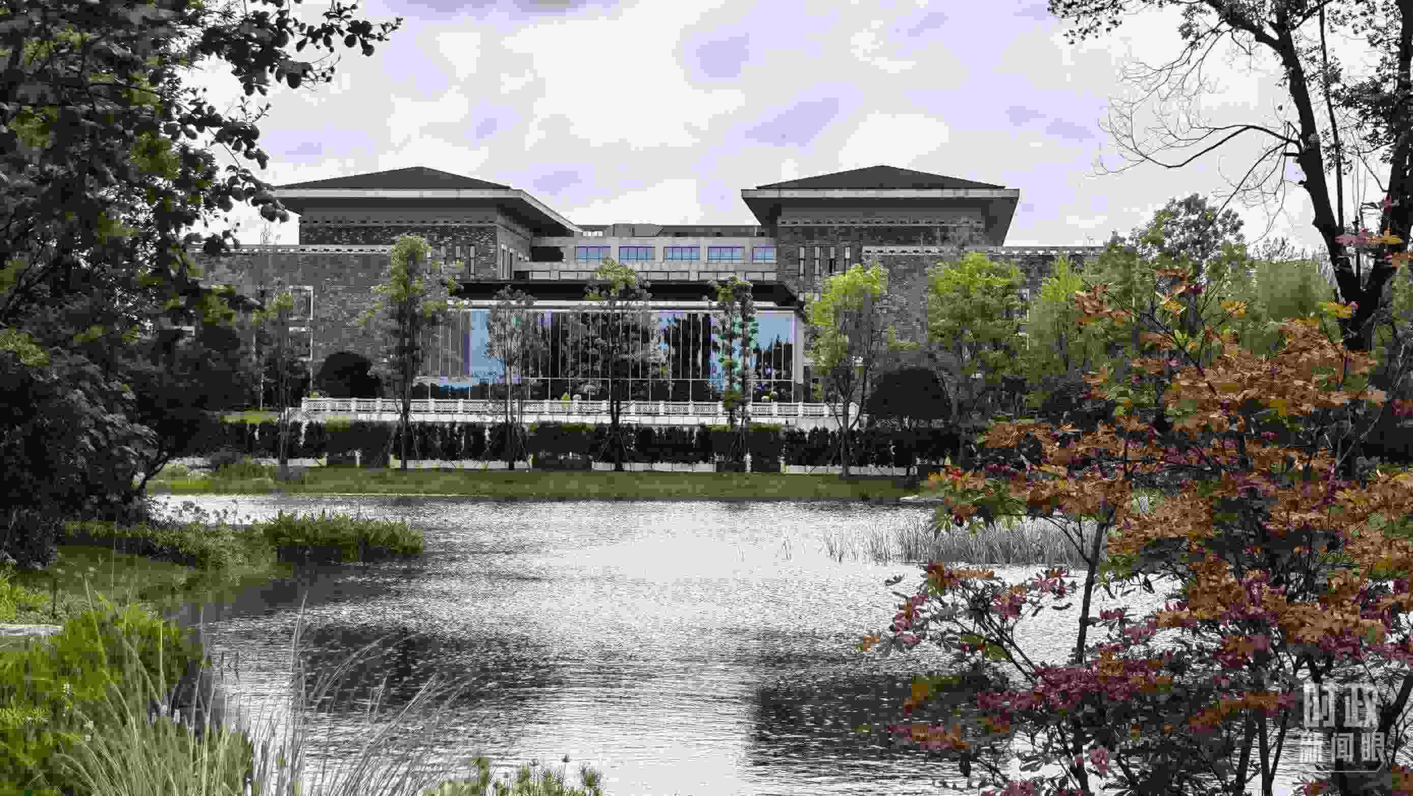 當(dāng)天，中印尼兩國(guó)元首在“錦蓉莊”舉行會(huì)見(jiàn)。（總臺(tái)央視記者韓銳拍攝）