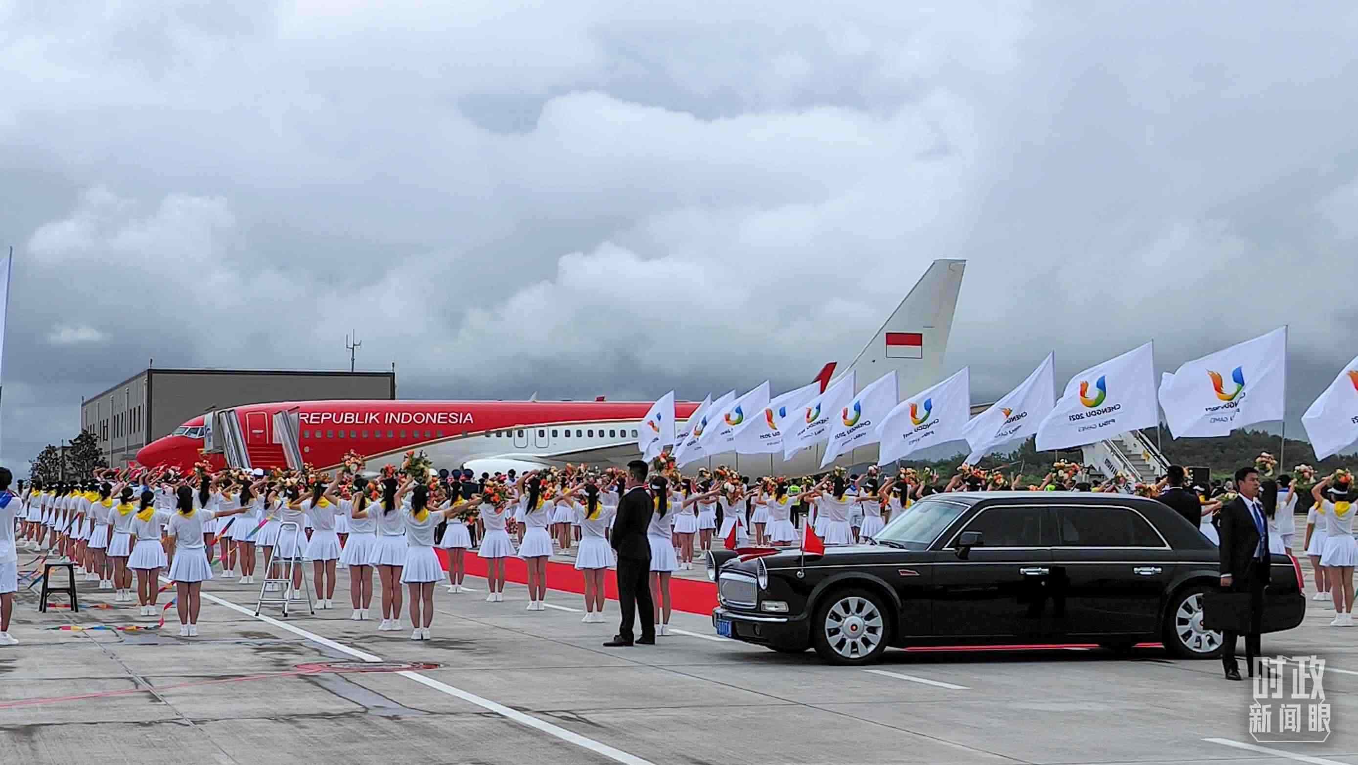 7月27日下午，印尼總統(tǒng)佐科抵達(dá)成都。（總臺(tái)央視記者王子杭拍攝）