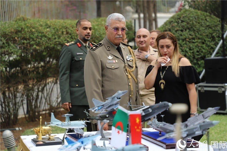 圖為與會(huì)嘉賓參觀招待會(huì)設(shè)置的武器裝備模型展臺(tái)。人民網(wǎng)記者 王傳寶攝