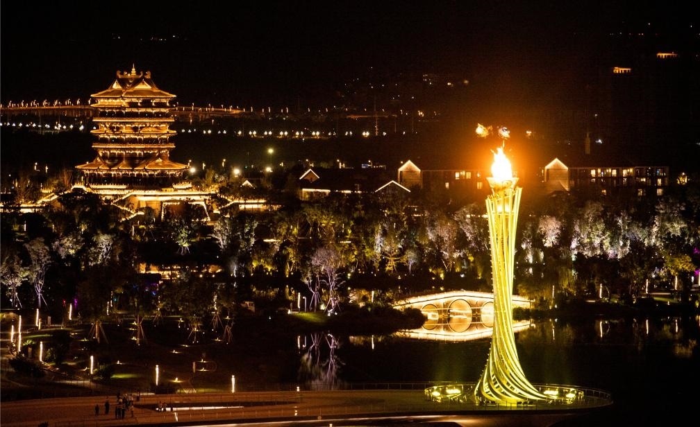 這是7月28日拍攝的成都大運(yùn)會(huì)主火炬。新華社記者曹祎銘攝