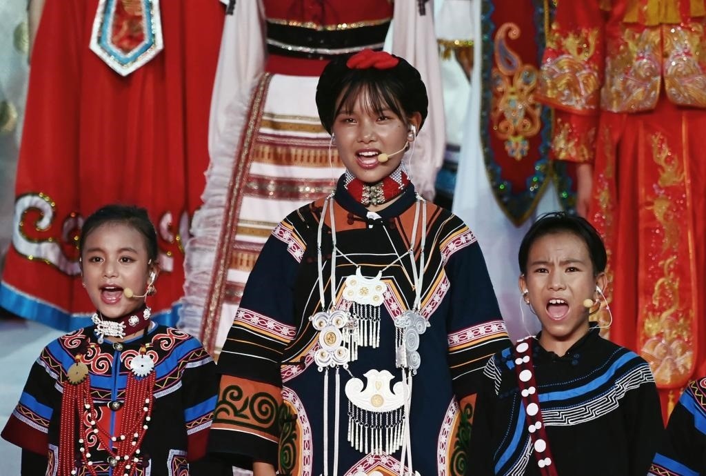 7月28日，吉好有果（中）在開(kāi)幕式上表演。新華社記者陳澤國(guó)攝