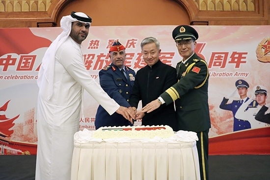 圖為招待會上中阿嘉賓合影。中國駐阿聯(lián)酋大使館供圖