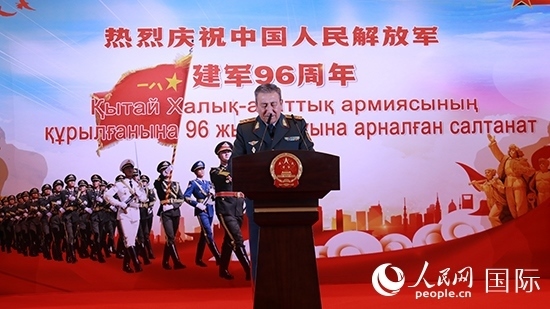 哈國防部副部長卡馬列特季諾夫中將發(fā)表致辭。人民網(wǎng)記者 李強(qiáng)攝