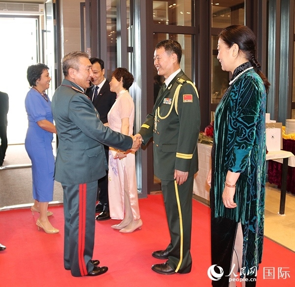國防武官胡德君大校迎接賓客。人民網(wǎng)記者李強(qiáng)攝