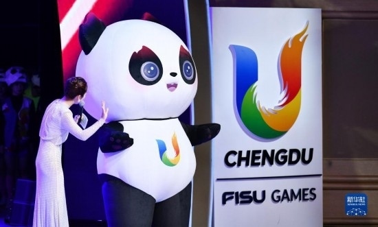 7月29日，成都大運(yùn)會(huì)吉祥物“蓉寶”在聯(lián)歡會(huì)現(xiàn)場(chǎng)。新華社記者 張端 攝