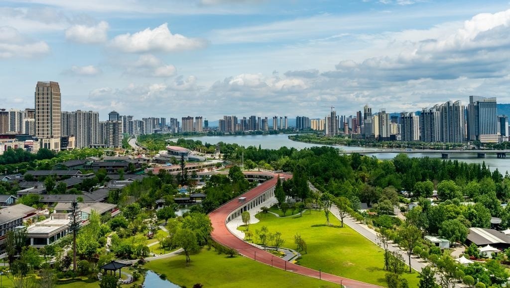 4月30日拍攝的天漢濕地公園景色。新華社發(fā)（李偉 攝）