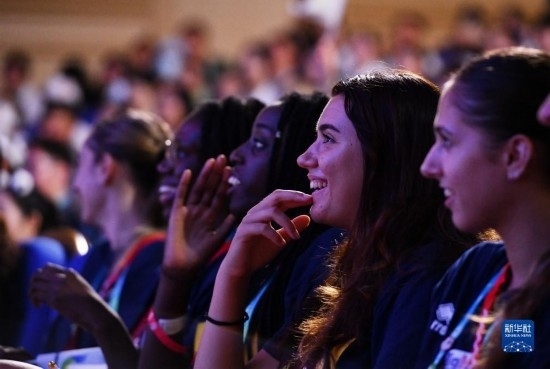 7月29日，外國(guó)運(yùn)動(dòng)員在聯(lián)歡會(huì)現(xiàn)場(chǎng)觀看節(jié)目。新華社記者 張端 攝