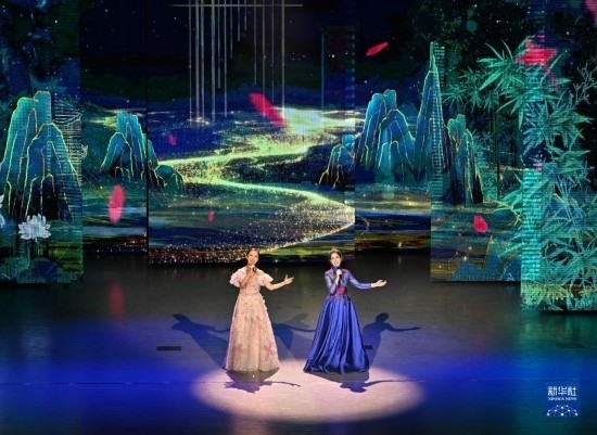 7月29日，演員在聯(lián)歡會(huì)現(xiàn)場(chǎng)演唱。新華社記者 蔡湘鑫 攝