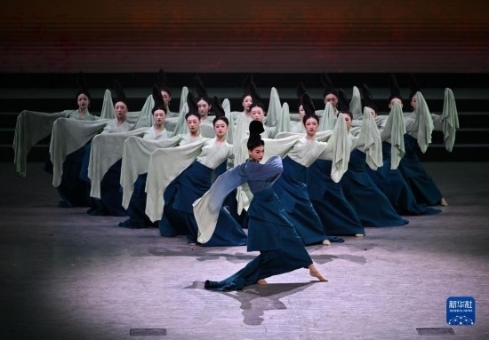 7月29日，演員在聯(lián)歡會(huì)現(xiàn)場(chǎng)表演《只此青綠》。新華社記者 蔡湘鑫 攝