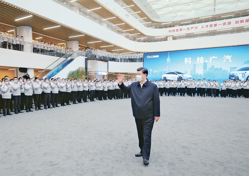 2023年4月10日至13日，中共中央總書記、國家主席、中央軍委主席習近平在廣東考察。這是12日下午，習近平在廣汽研究院向職工們揮手致意。 新華社記者 鞠鵬/攝