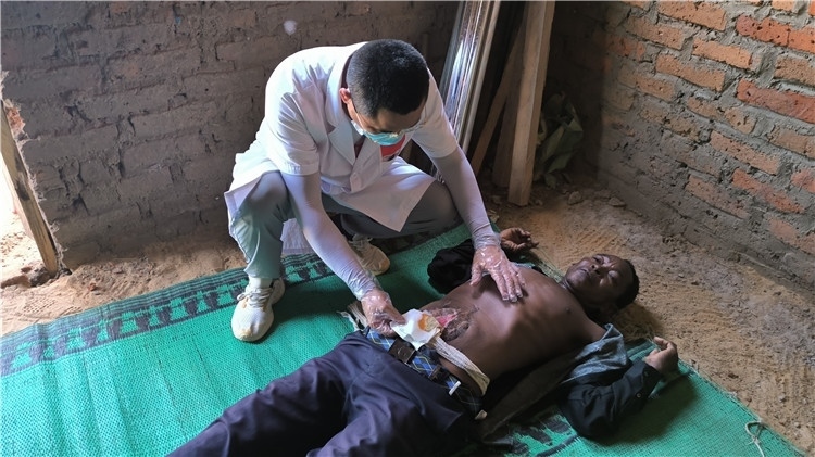 圖為南昌大學第二附屬醫(yī)院胃腸外科主治醫(yī)師周智勇檢查切口疝患者。中國駐乍得醫(yī)療隊供圖