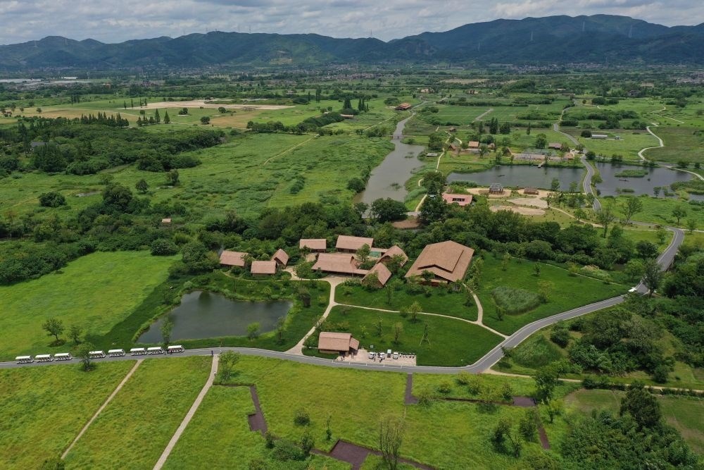 這是在浙江省杭州市余杭區(qū)拍攝的良渚古城遺址公園（2022年7月6日攝，無人機照片）。新華社記者 黃宗治 攝