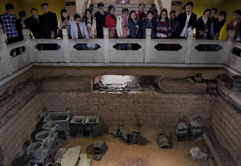 游客在河南安陽殷墟宮殿宗廟遺址內(nèi)的婦好墓參觀（2018年10月12日攝）。新華社記者 李安 攝