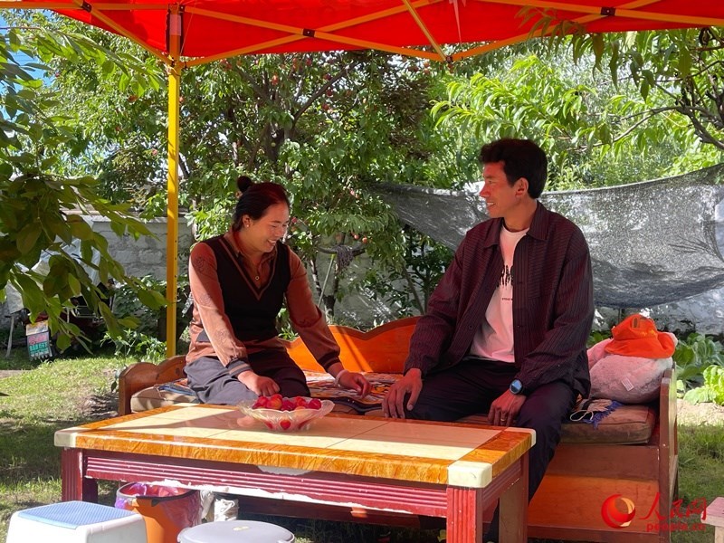 嘎拉村村民達(dá)瓦堅(jiān)參和他的妻子。人民網(wǎng) 周靜圓攝