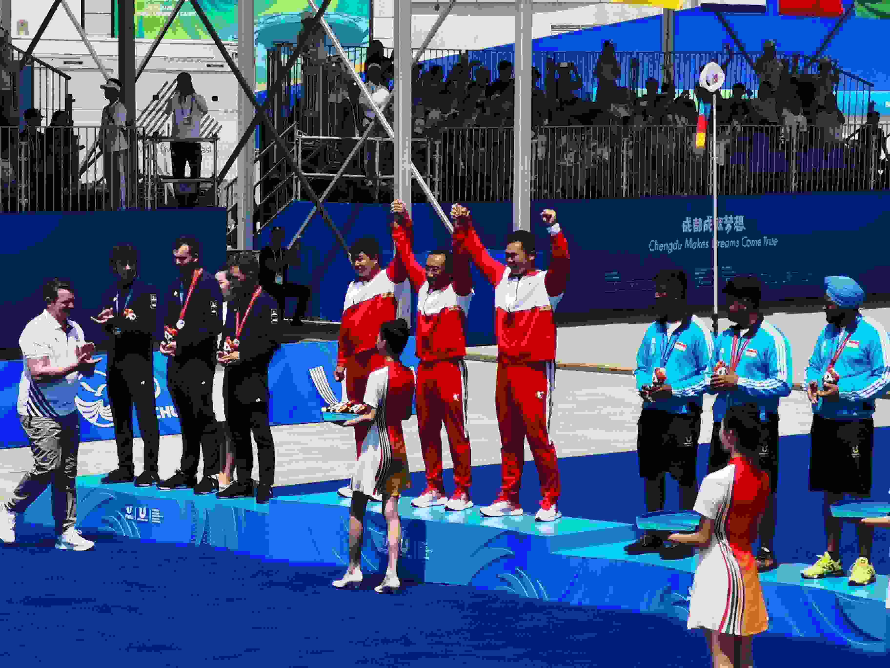 7月30日，在成都大運(yùn)會(huì)男子復(fù)合弓團(tuán)體頒獎(jiǎng)儀式中，中國(guó)隊(duì)?wèi)c祝奪得冠軍。 人民網(wǎng)記者 楊磊攝