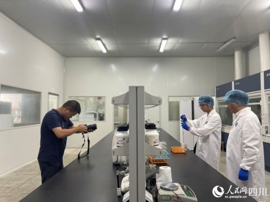 記者在位于成都市大邑縣的海光食品有限公司進行采訪。人民網記者 何旭攝