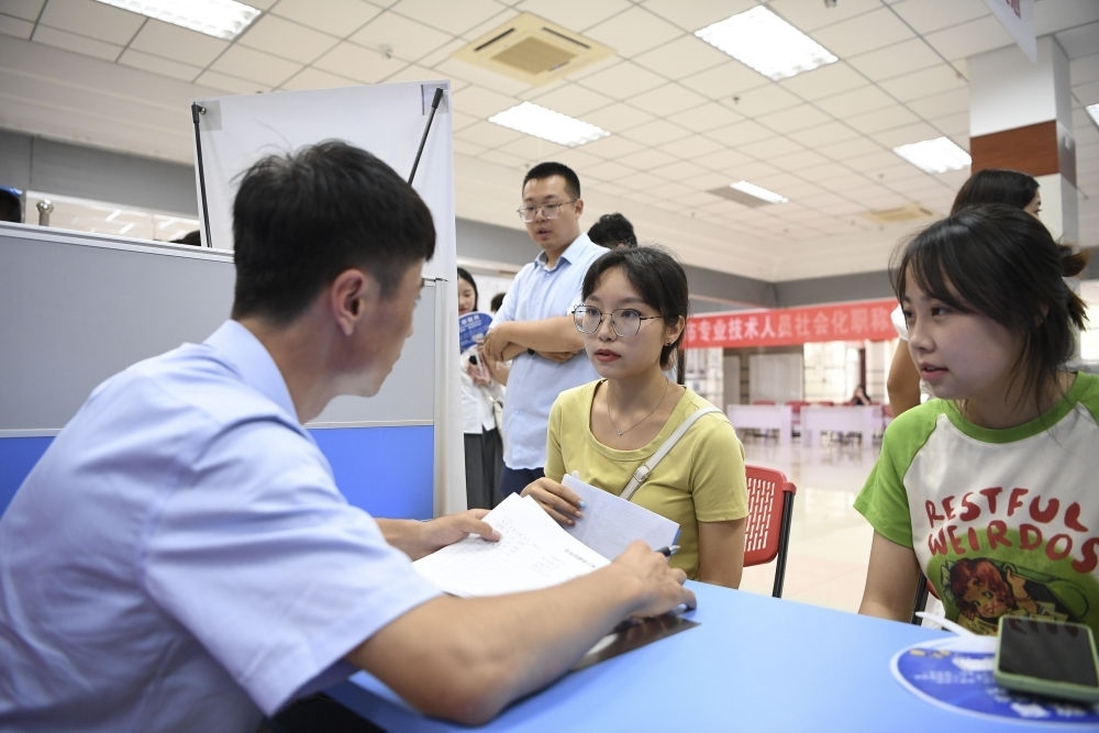 2023年7月29日，“揚(yáng)就業(yè)之帆，啟夢想之旅”2023年寧夏（銀川）離校未就業(yè)高校畢業(yè)生招聘會(huì)在寧夏（銀川）人力資源服務(wù)產(chǎn)業(yè)園舉行。求職者（右）在招聘會(huì)現(xiàn)場與用人單位交流。新華社記者 馮開華 攝