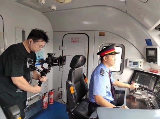 記者采訪中歐班列（成都）首發(fā)司機仲俊斕。成都機務段供圖